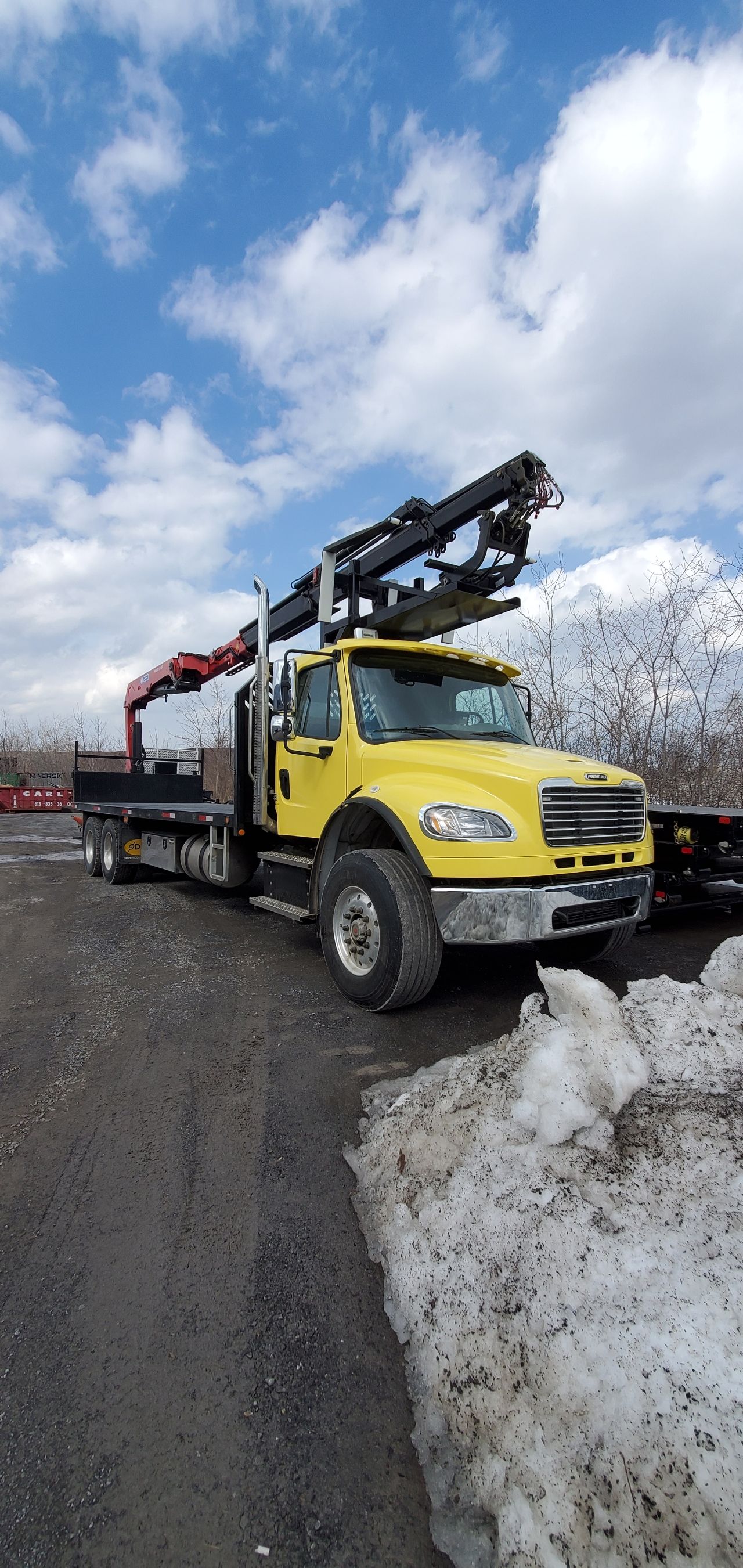 Freightliner crane truck delivered to Matériaux Lajeunesse